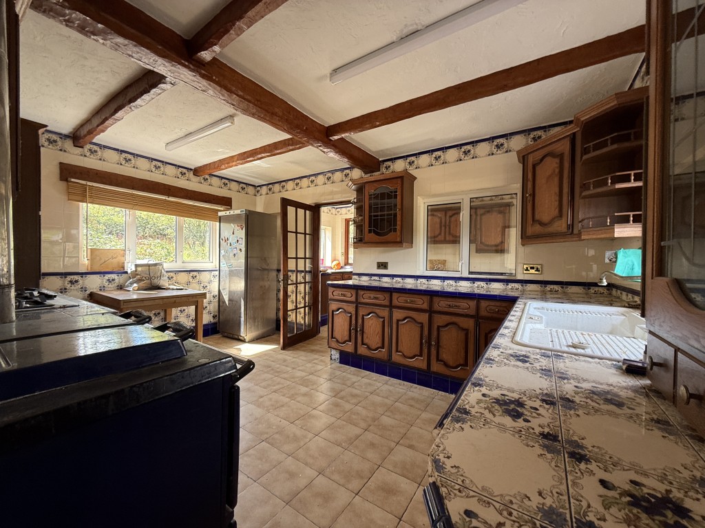 Lot: 114 - DETACHED BUNGALOW WITH APPROXIMATELY 11.6 ACRES, REQUIRING RENOVATION - Kitchen